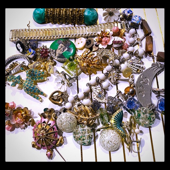 Jewelry - Vintage craft junk jewelry 40pc